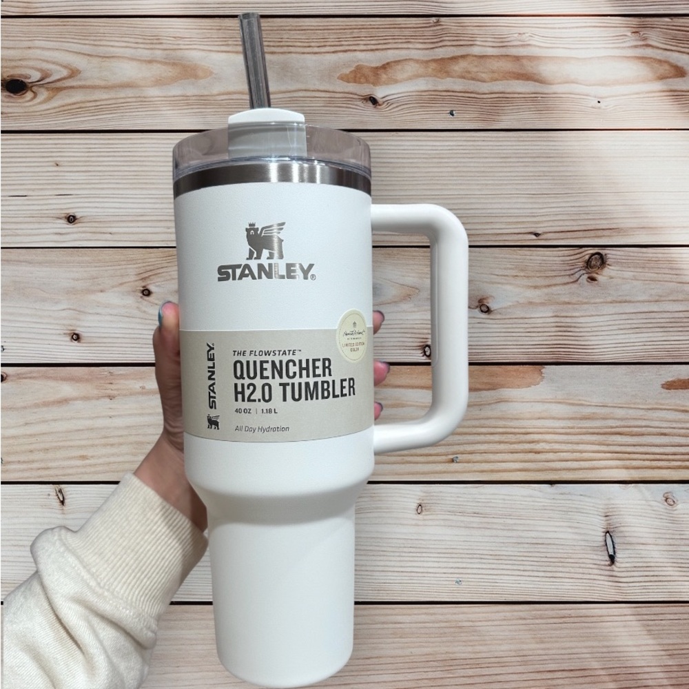 ((SOLD)) NWT LIMITED EDITION Stanley Quencher H2.0 FlowState Tumbler, Sour Cream